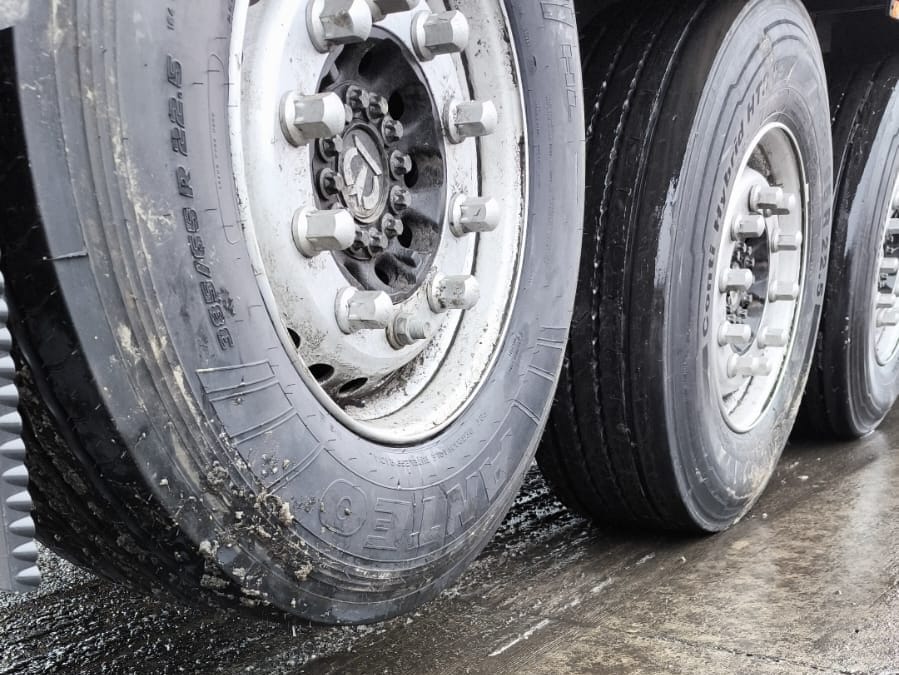 Bremssattel Auflieger A7 Hannover fest Achse hochgebunden Pannenhilfe.