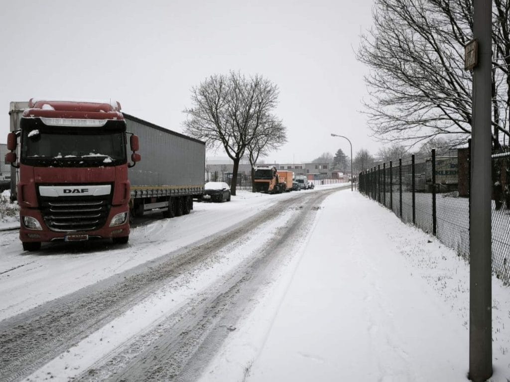DAF LKW Abschleppdienst Einsatz bei Kupplungsschaden im Schneechaos zur Bergung in eine freie Werkstatt.