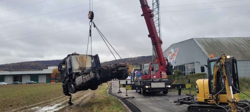 Kompletter Sattelzug abgebrannt und wird geborgen
