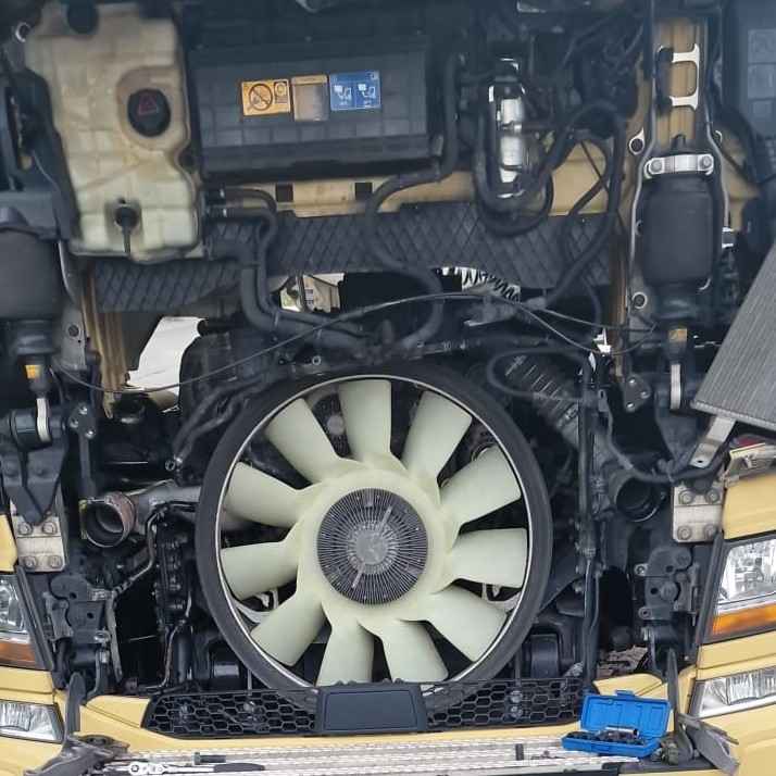 Detailansicht eines defekten LKW-Kühlers am Scania mit austretendem Kühlwasser vor dem Austausch vor Ort