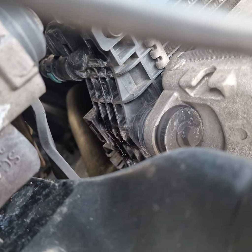 Professionelle LKW-Reparatur statt Abschleppen: Austausch eines Scania Kühlers durch den TruckBear Notdienst direkt an der Pannenstelle