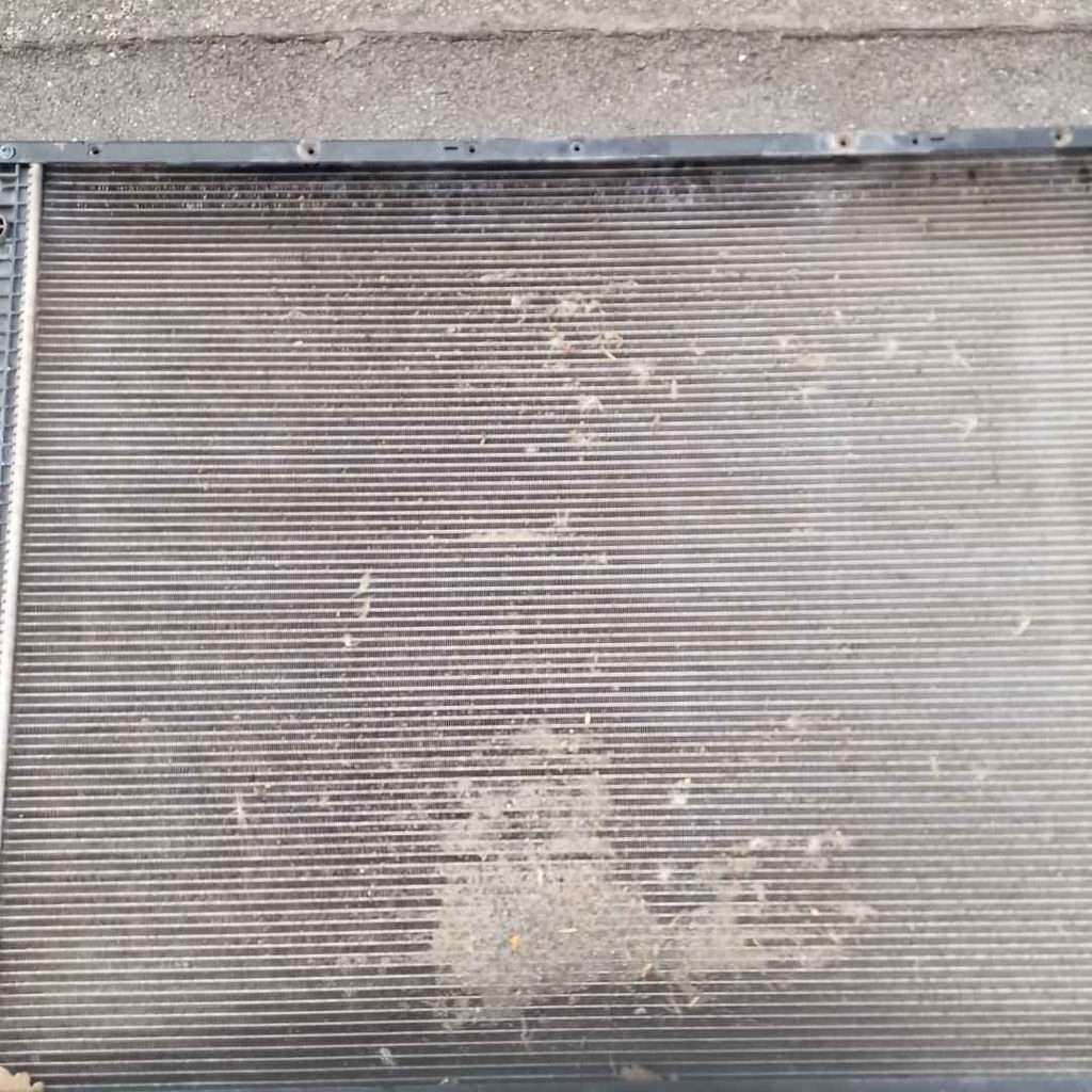 Ausgebauter, stark verschmutzter und defekter Hauptkühler eines Scania LKW nach der Demontage auf dem Rastplatz