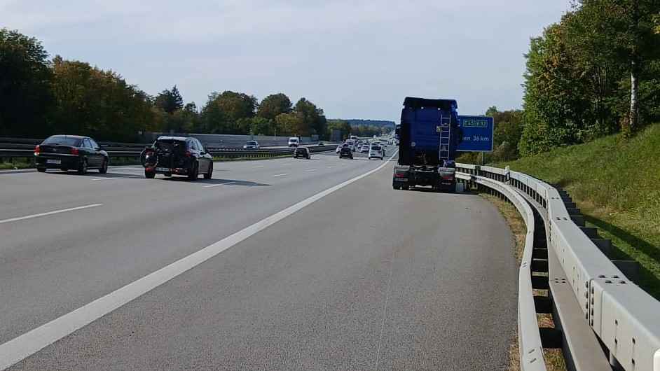 Sattelzugmaschine mit Motorschaden auf dem Standstreifen der Autobahn bei München