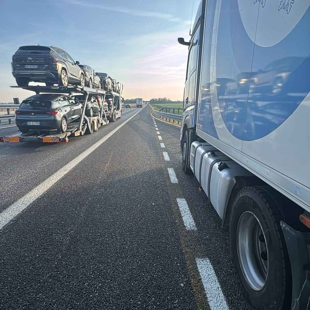 Lkw mit Panne auf dem Standstreifen der E70 bei Mailand, daneben fließender Verkehr