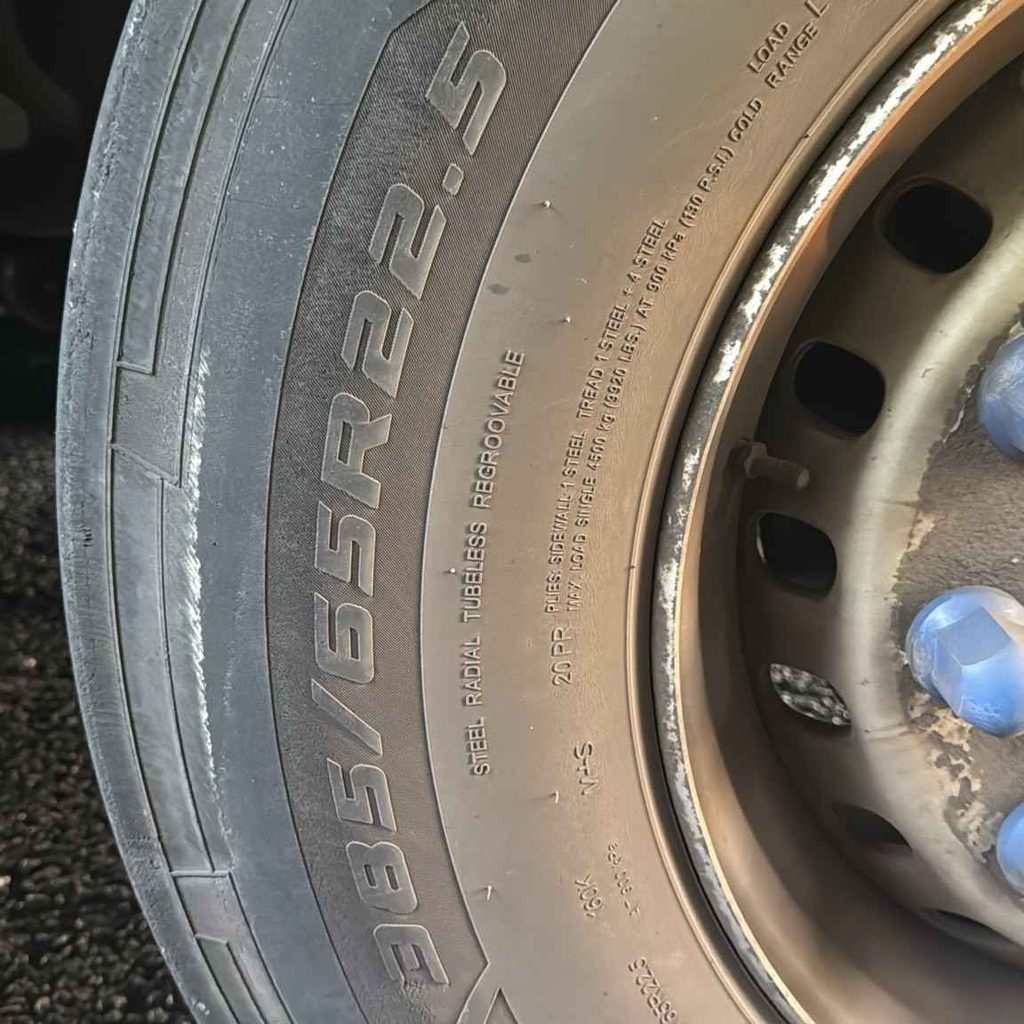 Auflieger-Rad 385/65 R22.5 mit Stahlfelge beim Einsatz auf der E70 bei Mailand